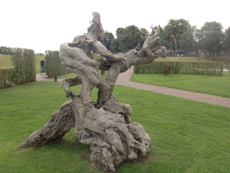 Rees : Am Bär, Skulpturenpark, Skulptur "Daphne und Apoll" aus Olivenholz, von Brete Scholz, Aachen
